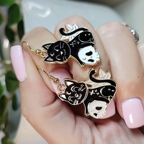 🔥LAST PAIR🔥 Witchcraft Kitty Skull Dangle Earrings - Picture 3 of 6